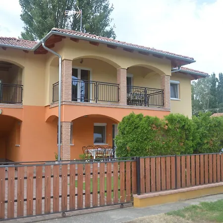 Granada Medences Apartmanhaz Сантод